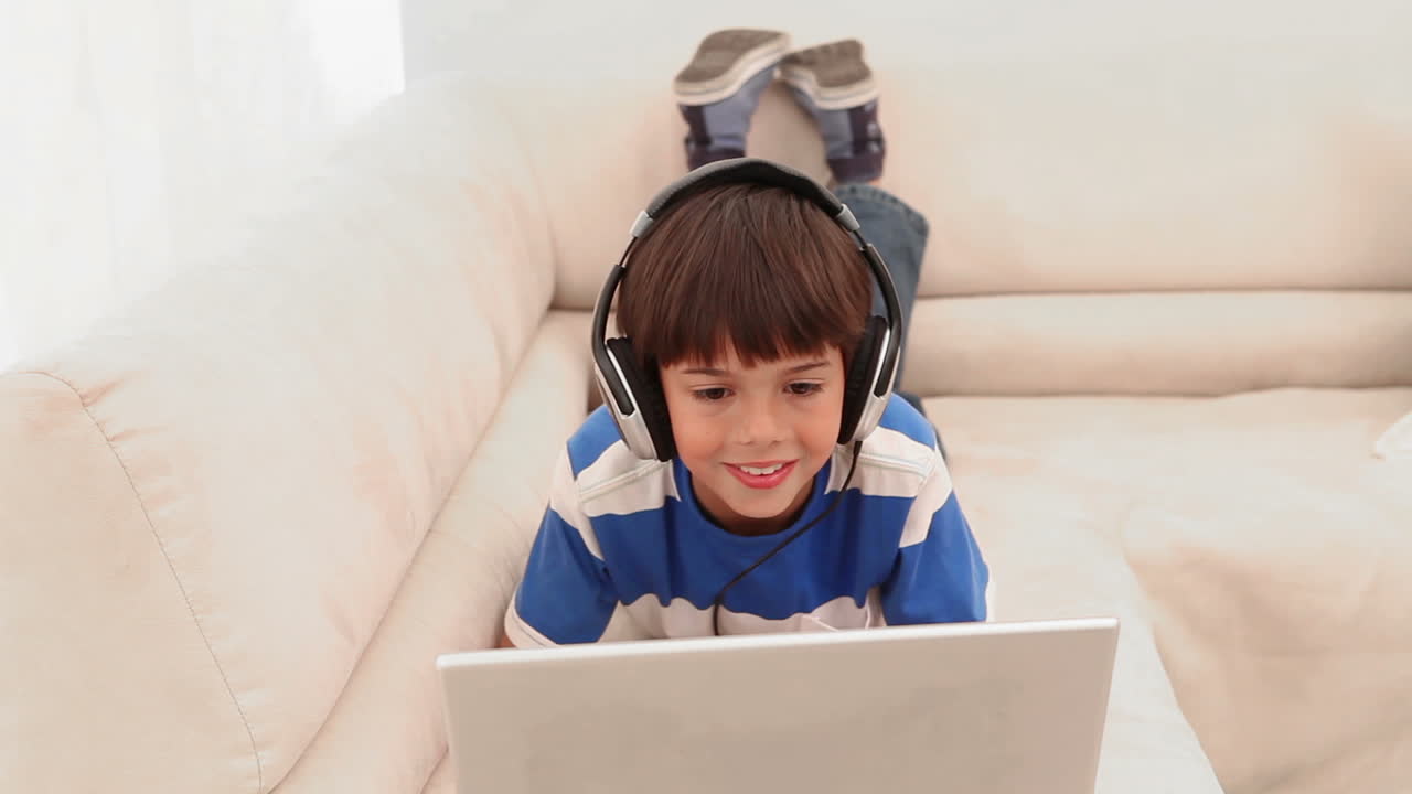 niño usando una computadora portátil está usando auriculares