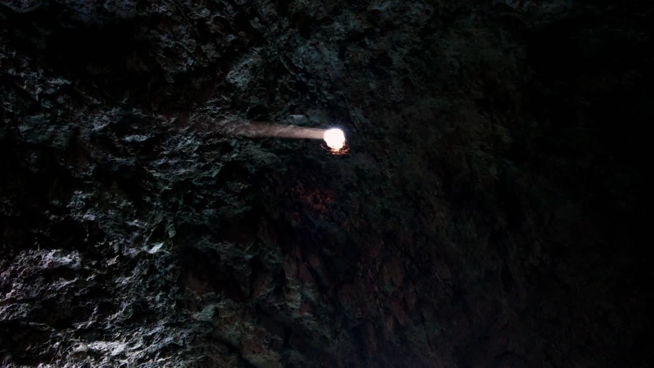 rayo de sol entrando e iluminando una cueva a través de un agujero en el techo, isla de vis, mar adriático, croacia