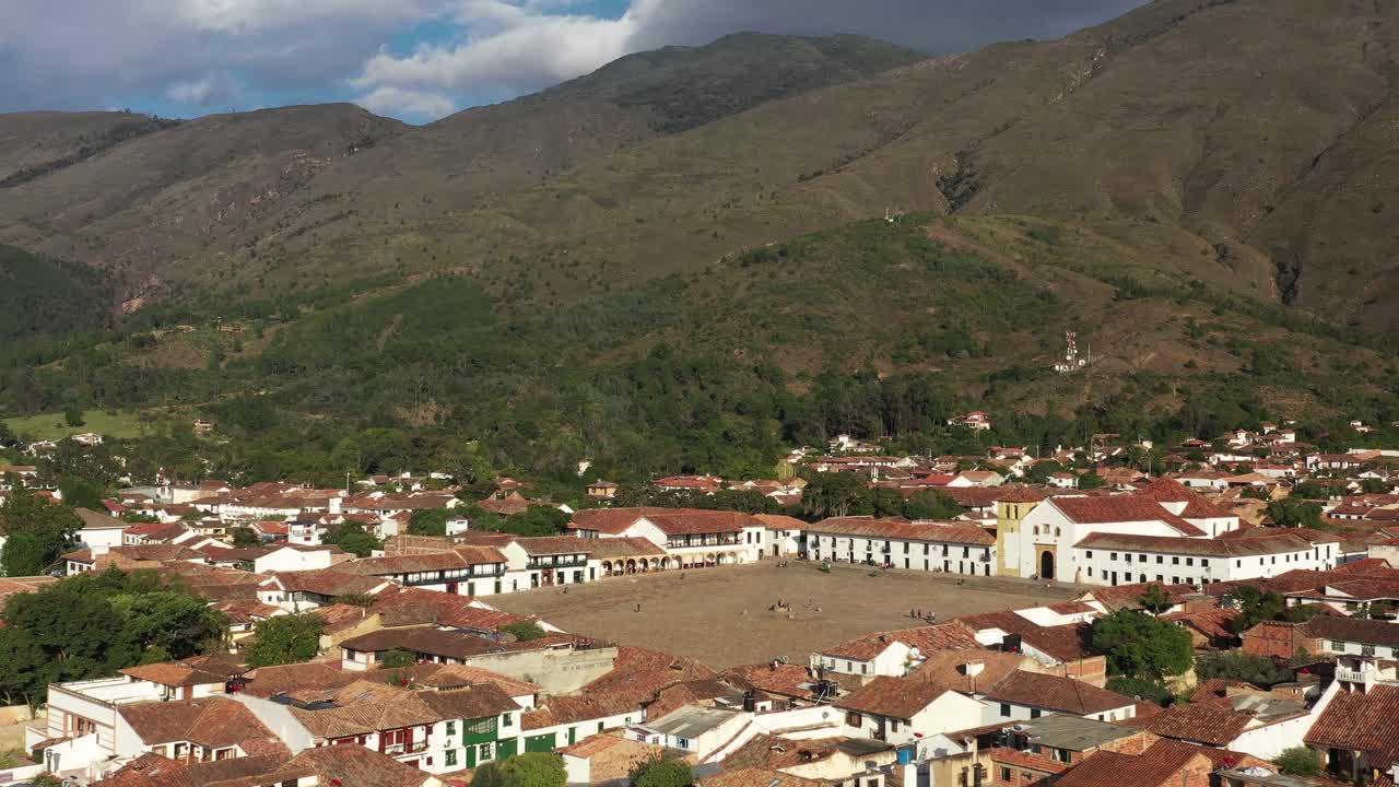 vista aérea de villa de leyva, pequeña ciudad colonial en boyaca, colombia en un día soleado