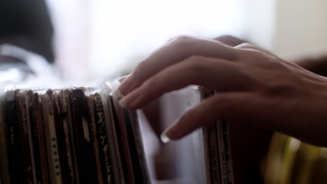 mujer en una tienda de música