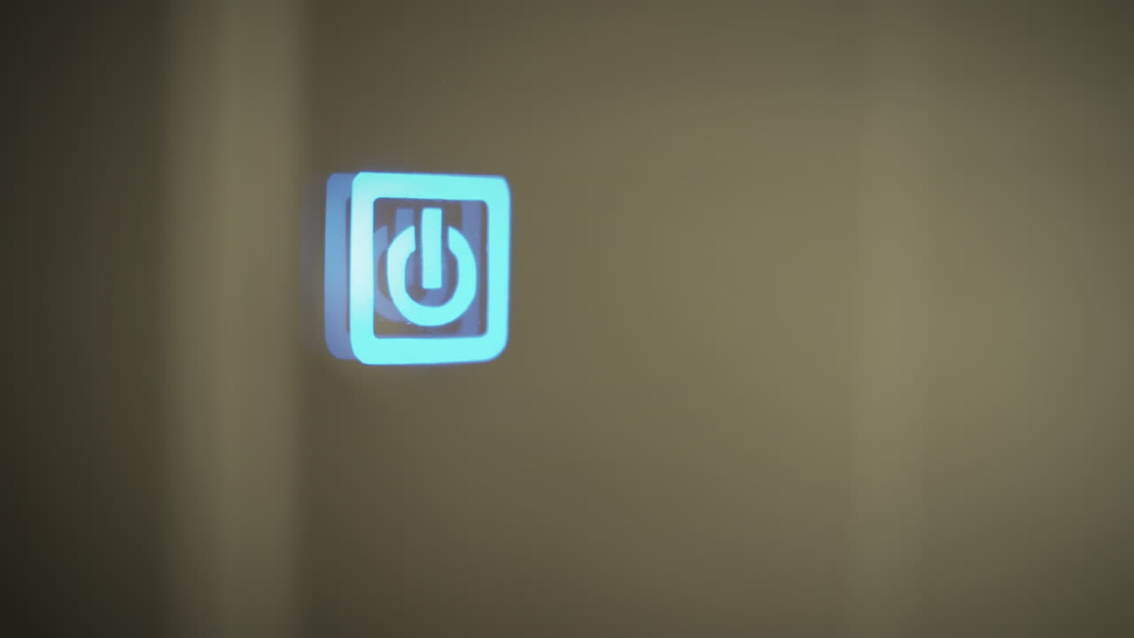 el dedo de la mujer presiona un botón rojo y enciende la luz