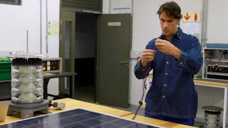 trabajador masculino trabajando en el panel solar en la oficina 4k