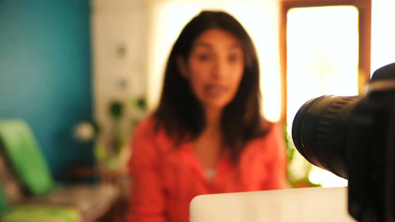 Blogger donna che fa una videochiamata in salotto 4k