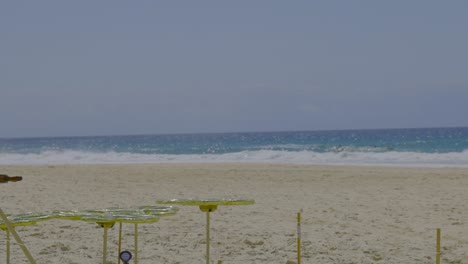 instalación de arte en la playa de currumbin, costa de oro