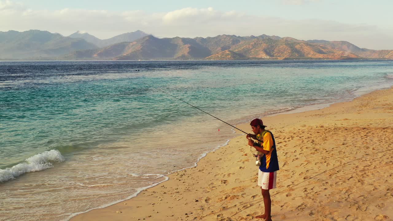 joven pescando en una playa exótica con cielos despejados y agua azul en el exótico lugar de vacaciones de bora bora