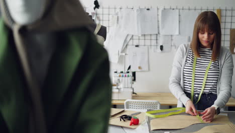 diseñador de moda en el trabajo
