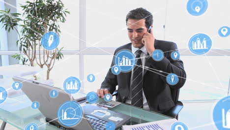animación del procesamiento de datos financieros sobre un empresario caucásico en un teléfono inteligente