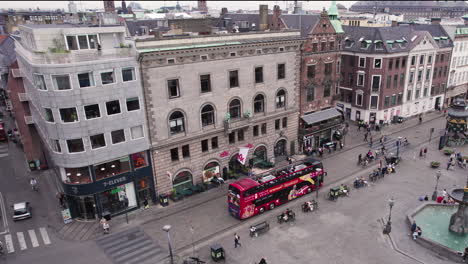 Witness-the-vibrant-energy-of-Gammeltorv-Square-in-Copenhagen-during-rush-hour,-where-the-pedestrian-street-is-bustling-with-people