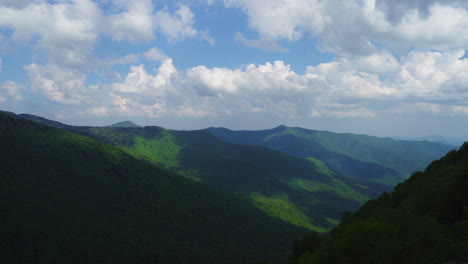 雲彩滾動在藍色山脊上方