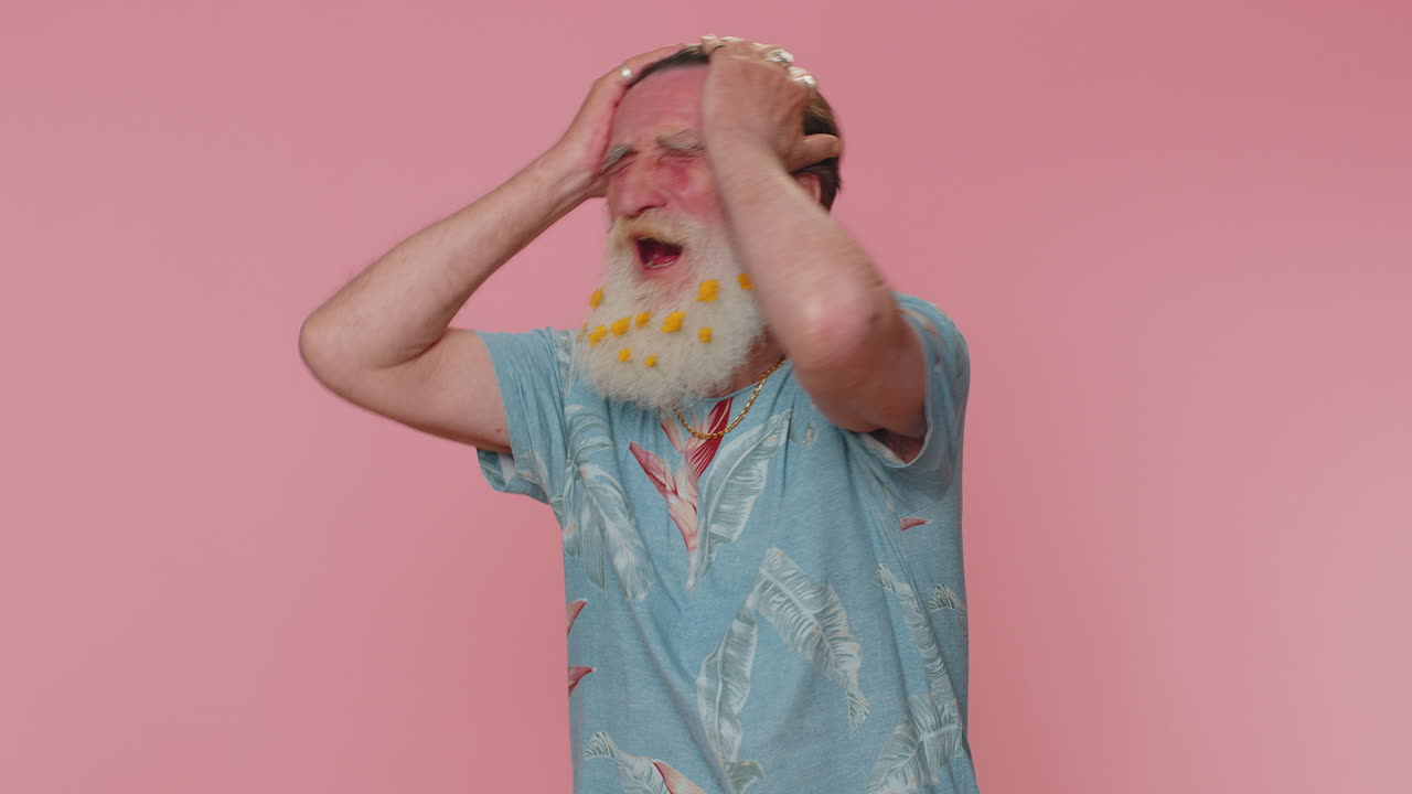 노인은 스트레스, 긴장, 문제, 공포, 절망, 두려움, 놀라움, 충격, 분노를 느다.