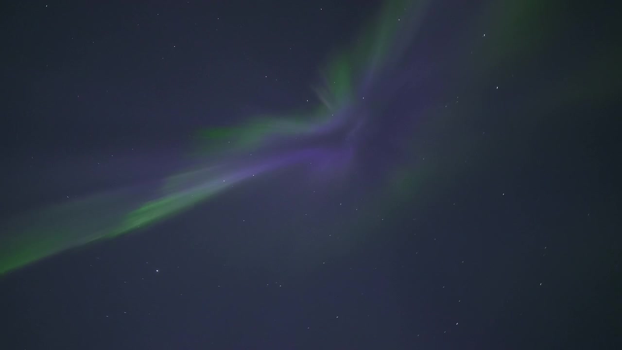 L'Aurora Boreale vibrante danza attraverso il cielo notturno