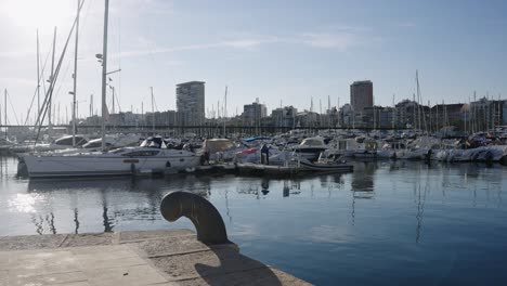 Puerto-Náutico-De-Alicante-Al-Atardecer-Con-Vistas-A-La-Ciudad,-Costa-Blanca,-España,-Mediterráneo