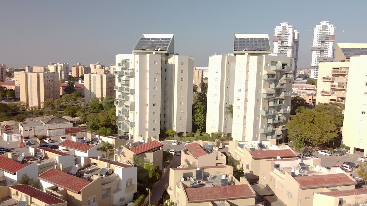 volando sobre edificios de varios pisos