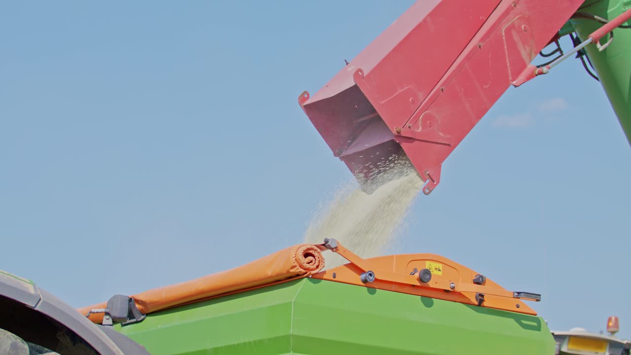 cargando fertilizante en un esparcidor de fertilizante verde montado en una campaña agrícola