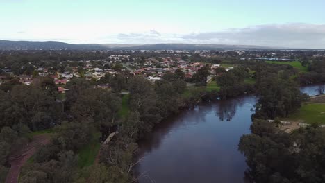 panorámica aérea escénica del valle del cisne en reg bond