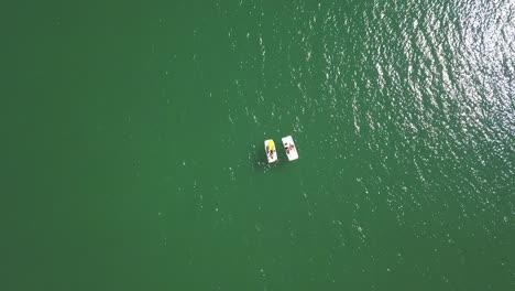 Con-Un-Verde-De-Soledad,-Infinito,-Quietud-Y-Magnificencia,-El-Mar-Y-Los-Barcos-En-El-Fondo-Del-Océano