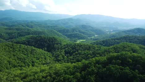 Toma-Panorámica-De-Las-Montañas-En-El-Verano