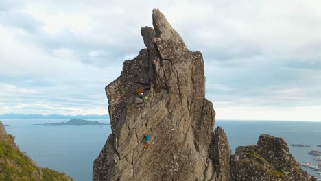 iconische svolværgeita wandelen over de hoofdstad van lofoten, svolvær, norwegen