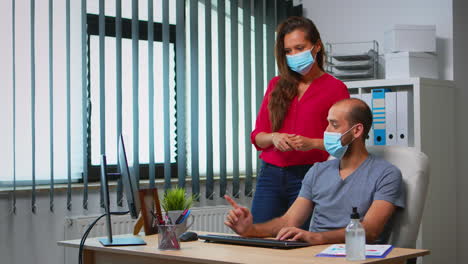 trabajadores hablando con máscaras faciales