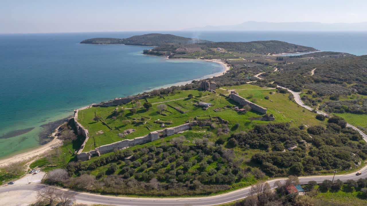 Castillo de Nea Peramos y Golfo de Vrasidas, Paisaje Aéreo de Castillo Bizantino en la Costa de Kavala, Grecia