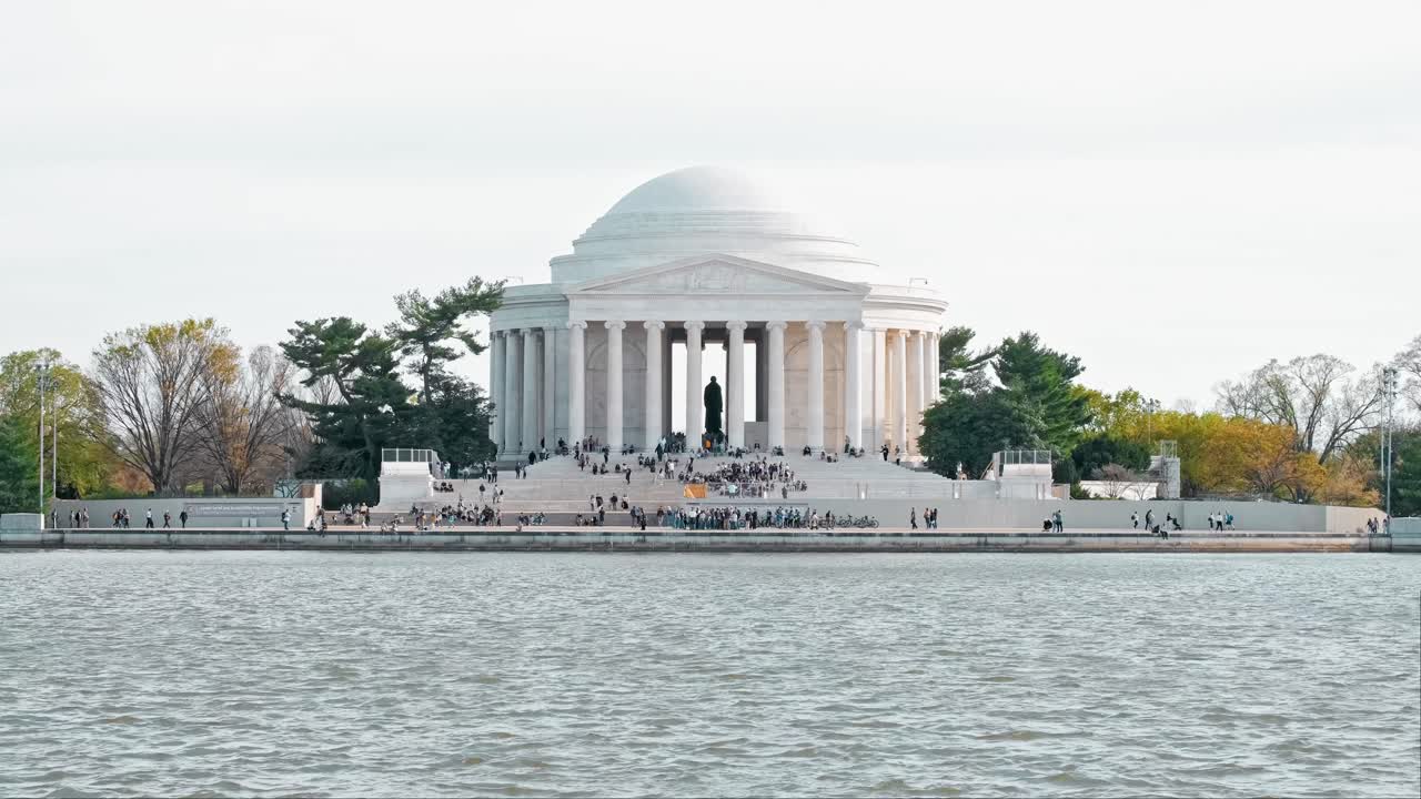 самолет приземлился рядом с мемориалом томаса джефферсона.