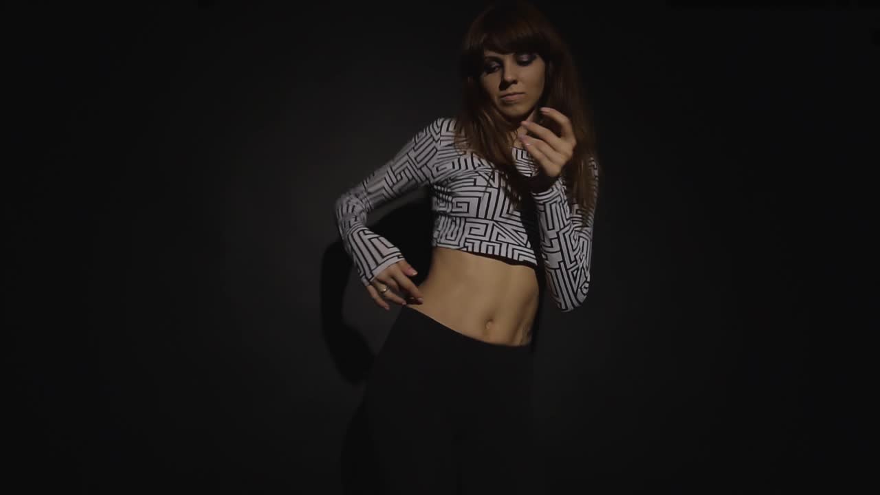 mujer bailando en un estudio