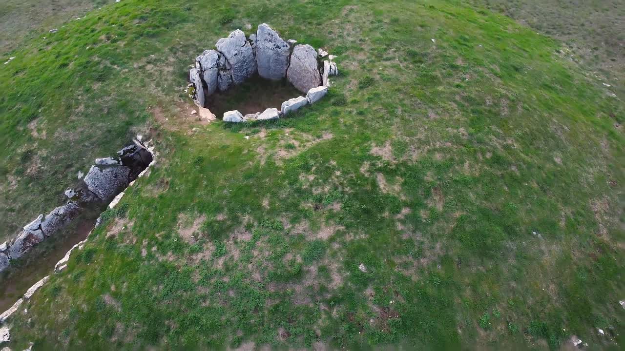 스페인 부르고스 지방의 메갈리트 무덤인 dolmen de la cabana의 공중 사진.