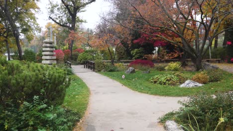 Caminando-Por-Un-Parque-Japonés