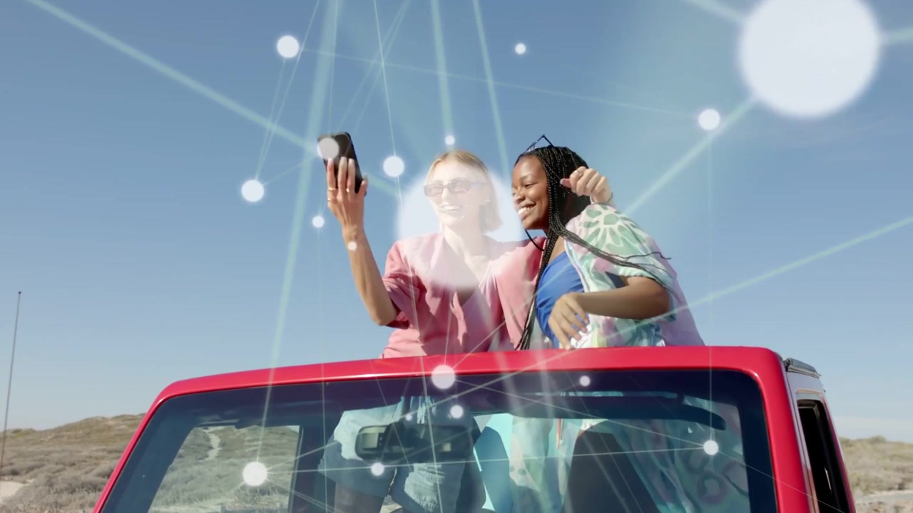 Due donne che tengono il telefono scattando selfie, con un'overlay di nodi che cresce su di loro, mentre rivedono gli scatti per i contenuti.