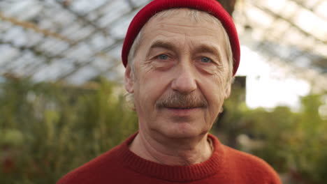 retrato de un anciano en el invernadero