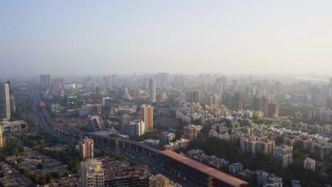 Vista-De-La-Ciudad-Desde-Una-Altura-Durante-La-Noche,-La-Hora-Dorada-De-La-Puesta-De-Sol