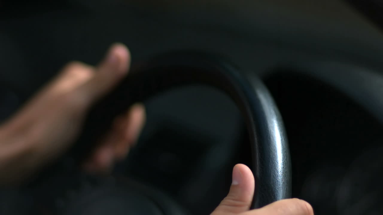 manos de un hombre conduciendo un coche