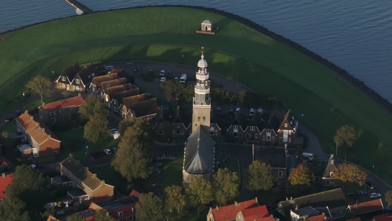 Vista aerea con drone di un piccolo villaggio con tetti arancioni, Hindeloopen, Frisia