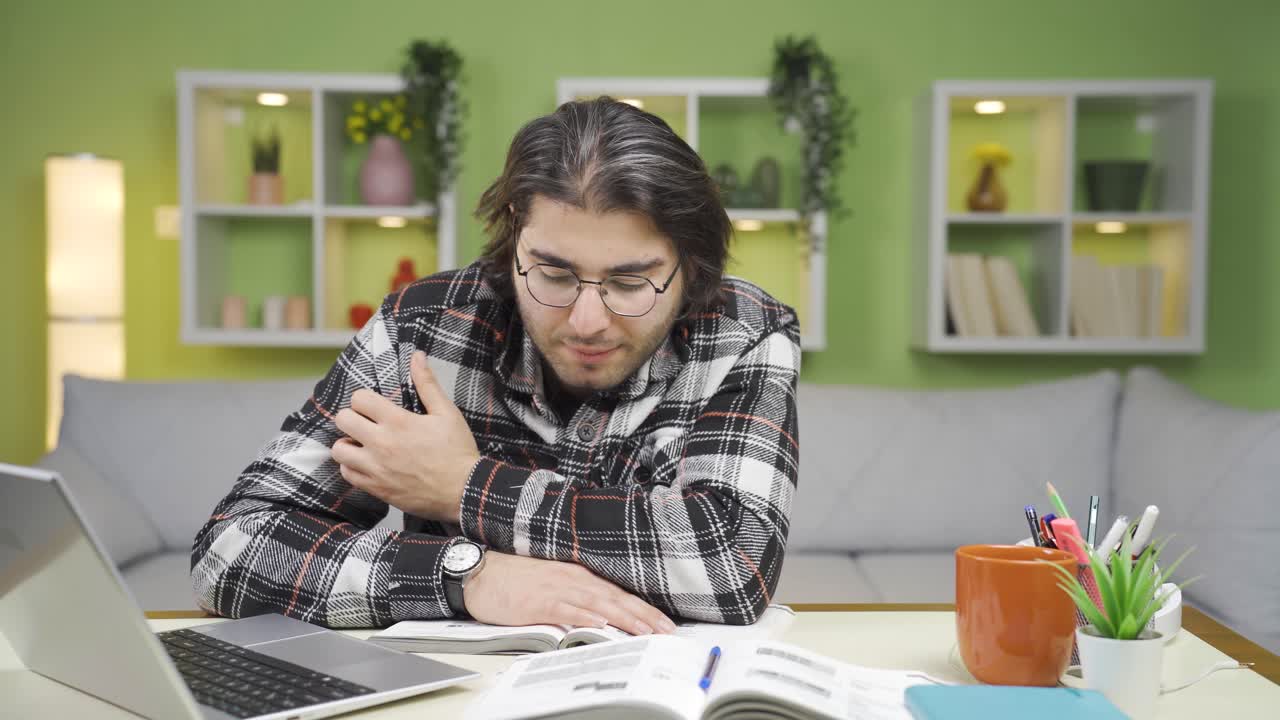 hombre joven con alergias o infecciones fúngicas picazón.