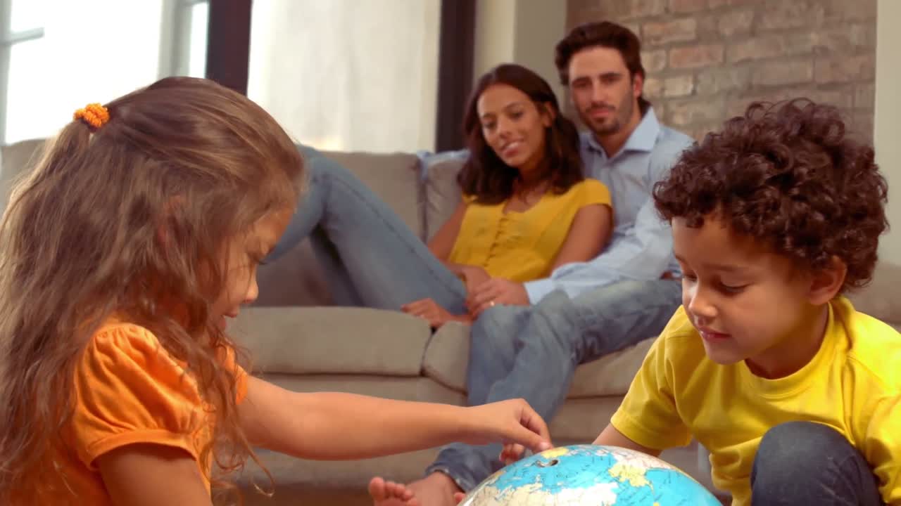 Família hispânica sorridente na sala de estar