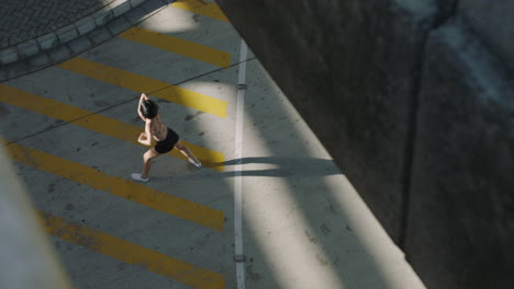 Mujer-Bailando-Joven-Bailarina-Callejera-Hispana-Realizando-Movimientos-Contemporáneos-En-La-Ciudad-Disfrutando-De-La-Vista-Superior-De-Baile-Urbano-De-Estilo-Libre