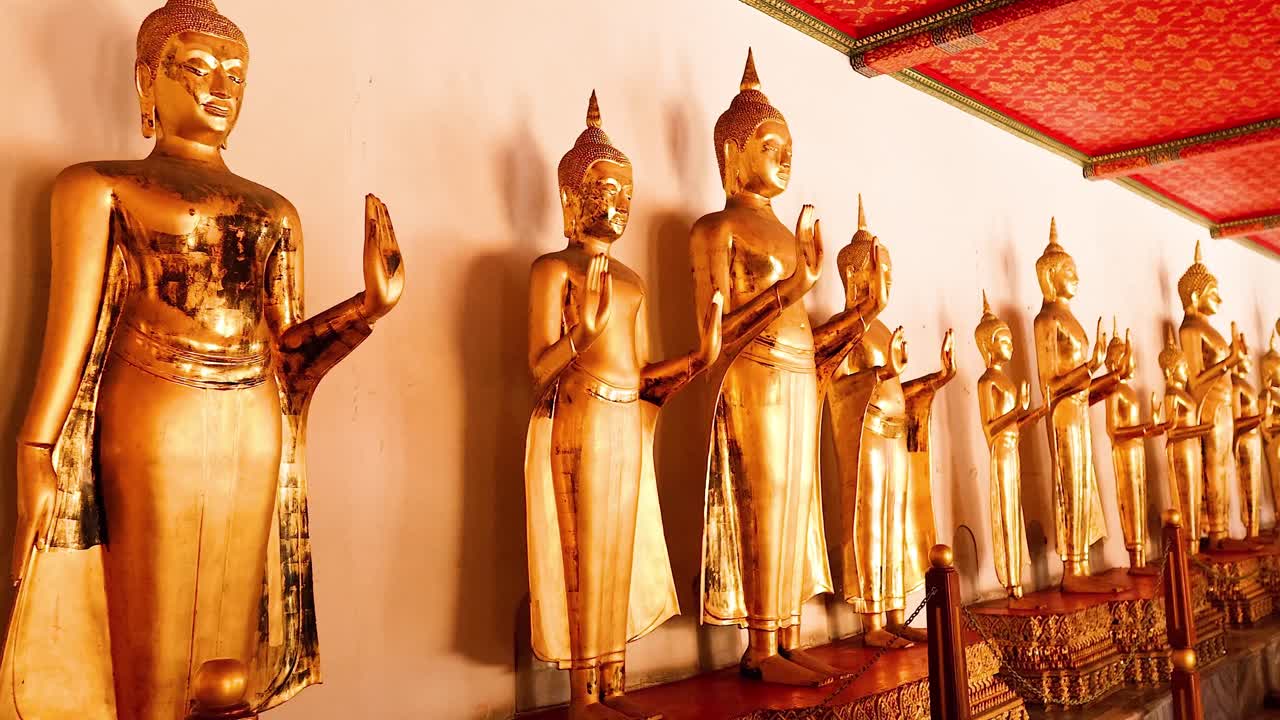Row of golden Buddha statues in Wat Pho