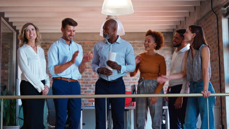 Colegas-Aplaudiendo-Y-Estrechando-La-Mano-Del-Empresario-Que-Lidera-La-Reunión-Del-Equipo-En-Una-Oficina-Multicultural