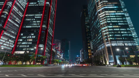 Lapso-De-Tiempo-De-Tráfico-Nocturno-Ocupado-En-Yeoui-daero-En-El-Distrito-De-Negocios-De-Yeouido-En-Seúl,-Junto-Al-Parque.