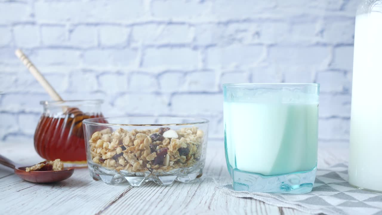 Colazione sana con granola, latte e miele