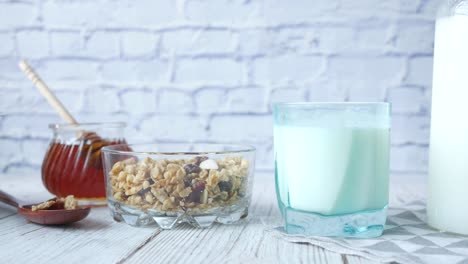 desayuno saludable con granola, leche y miel