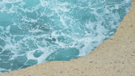 Olas-Espumosas-Del-Océano-Y-Costa-Rocosa-De-Tenerife