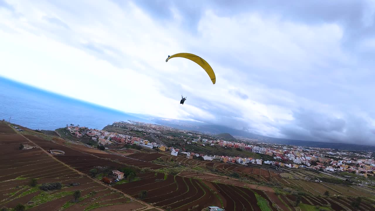 Parapendio che sorvola il paesaggio di Tigaiga a Tenerife