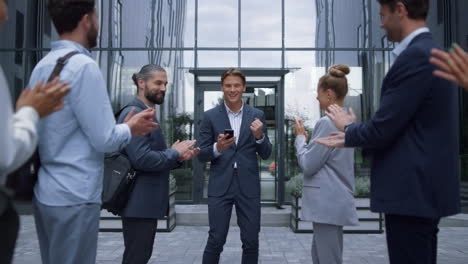 hombre de negocios alegre leer noticias obtener grandes resultados en el correo electrónico. concepto de ganador feliz.