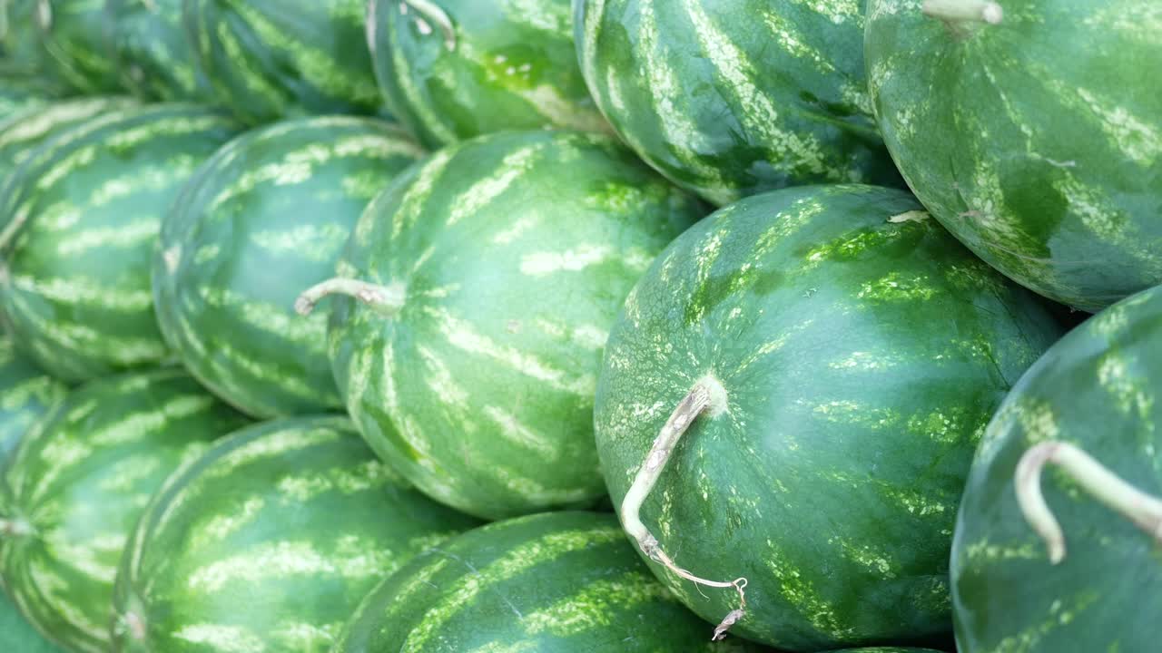 una pila de sandías