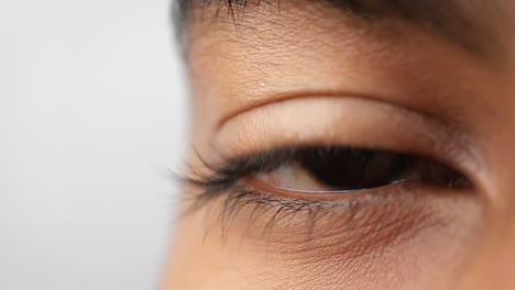 primer plano del ojo rojo inyectado de sangre,