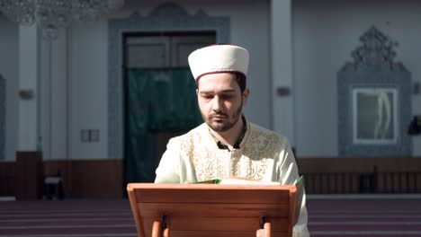 Imam-Leyendo-El-Corán-En-La-Mezquita-1