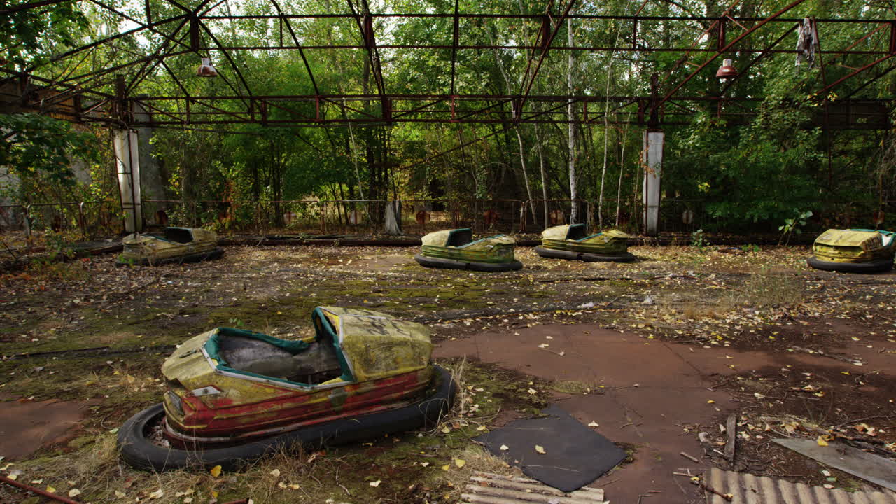 프리피야트 놀이공원에 있는 버려진 녹슨 범프카, 축소 보기