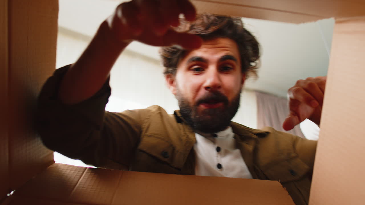 feliz hombre árabe comprador desempaque caja de cartón entrega paquete compras en línea compra en casa
