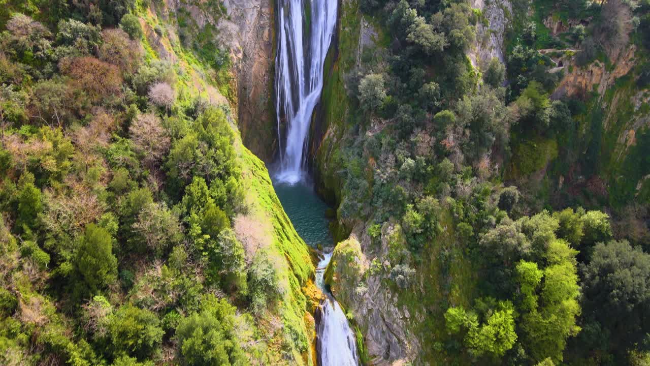 drone disparado volando sobre una cascada mientras panorámica cerca de tivoli, italia